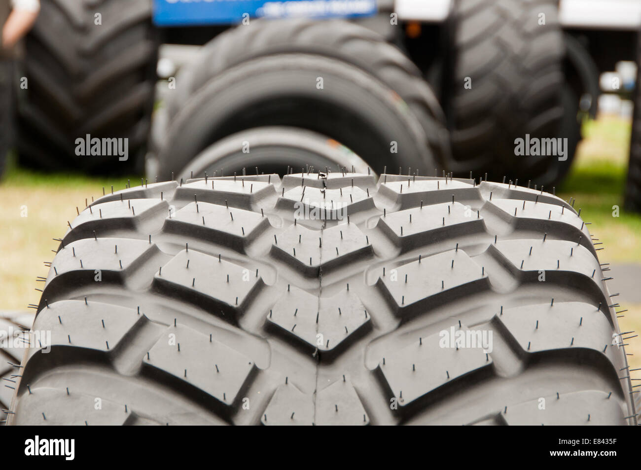 Reifen (Reifen) treten auf einem Traktor-Reifen (Reifen) Stockfoto
