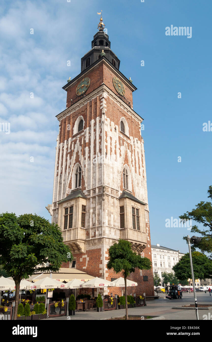 Rathausturm (Ratusz) auf (Grand) Hauptmarkt (Rynek Glowny) in Krakau, Polen Stockfoto
