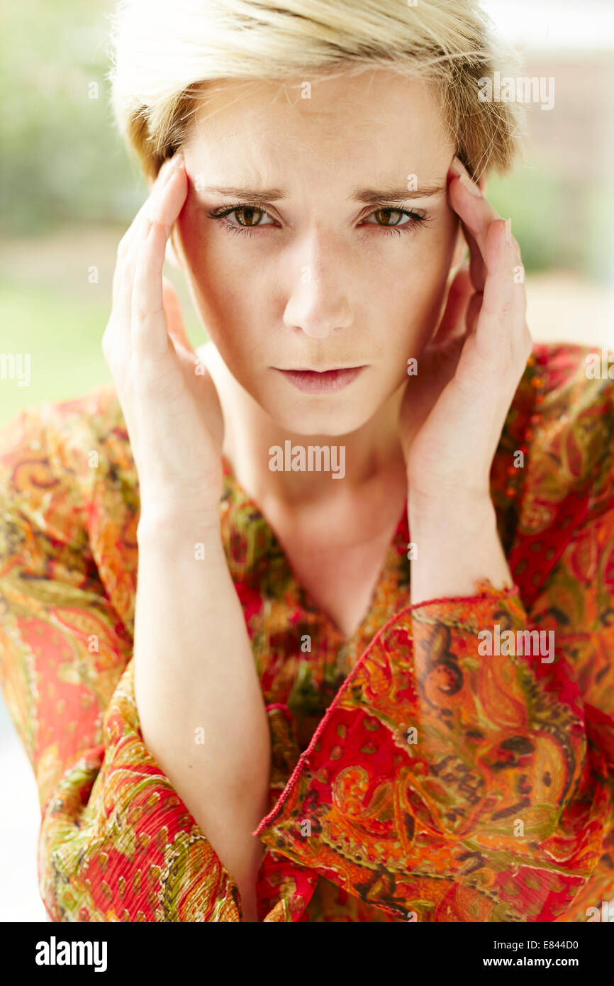 Frau mit Kopfschmerzen Stockfoto