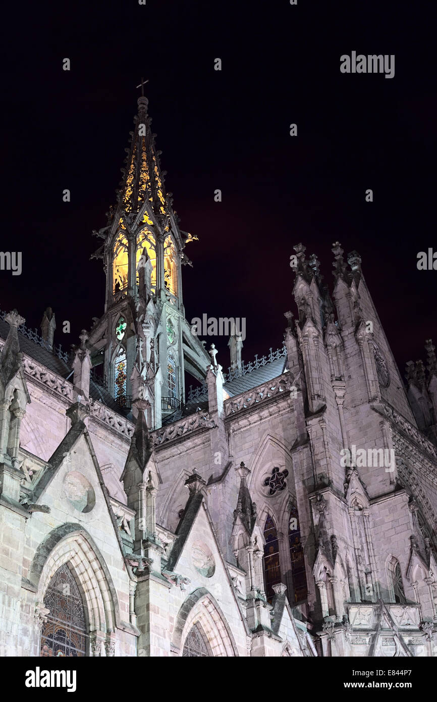 Turm der Basilika del Voto Nacional (Basilika des nationalen Gelübdes) im Zentrum Stadt in der Nacht in Quito, Ecuador Stockfoto