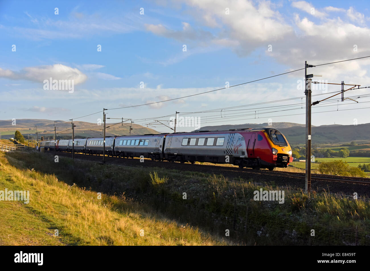 Virgin Trains Class 221 SuperVoyager Personenzug. West Coast Mainline, Scout Grün, Cumbria, England, Vereinigtes Königreich, Europa. Stockfoto