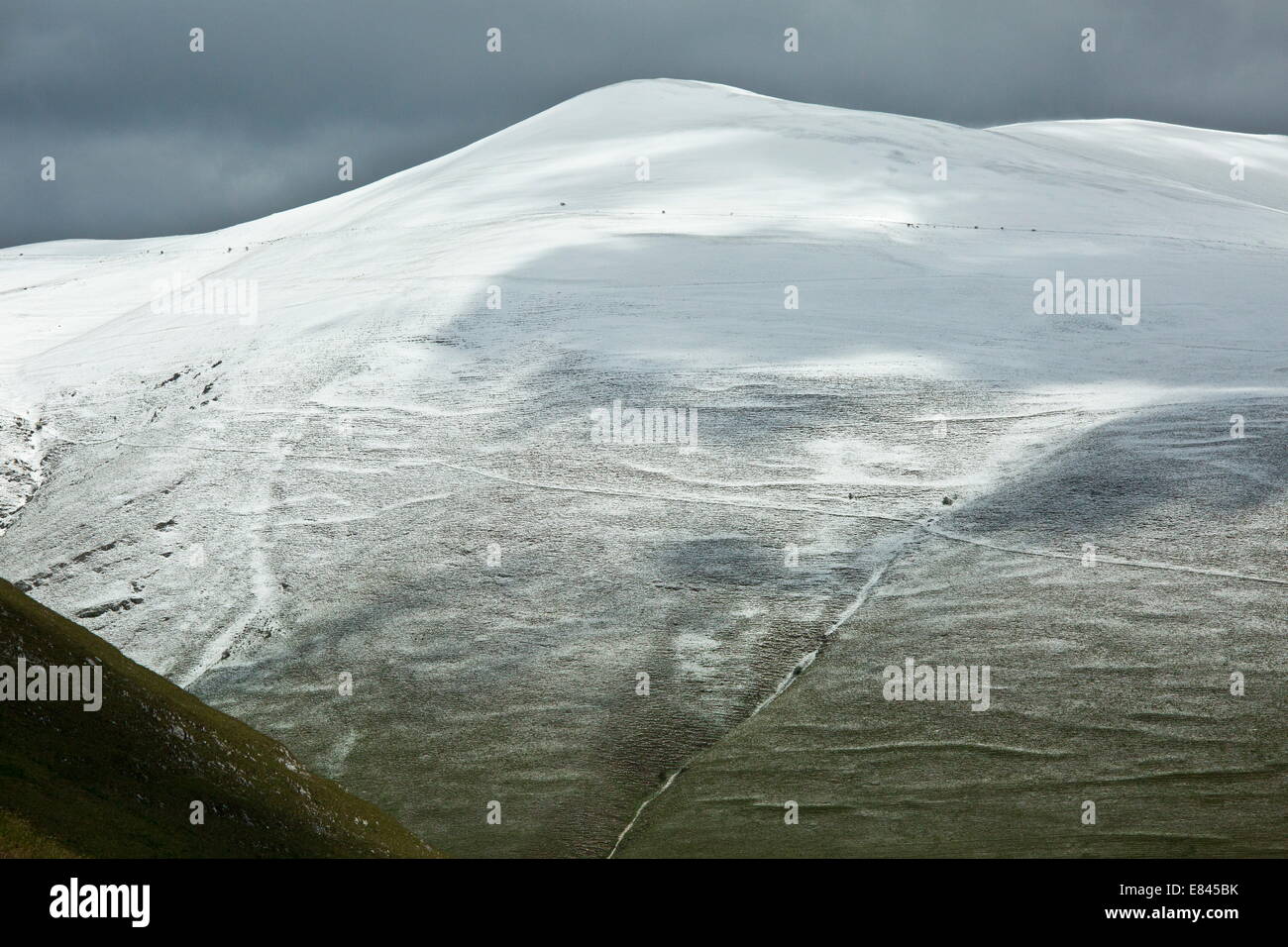 Die schneebedeckten Hänge des Monte Vettica, Nationalpark Monti Sibillini, Italien. Stockfoto