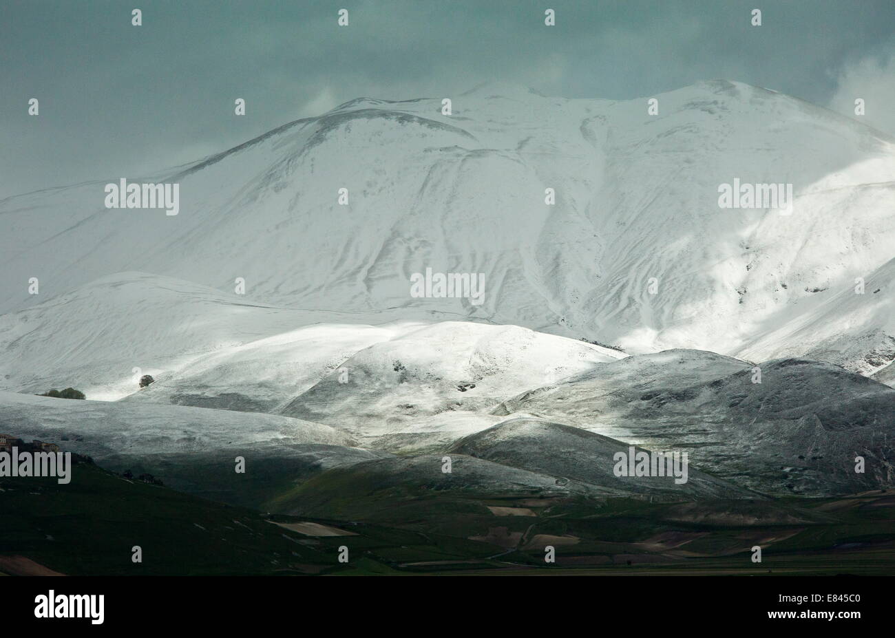 Die schneebedeckten Hänge des Monte Vettore in Monti Sibillini Nationalpark, Italien. Stockfoto