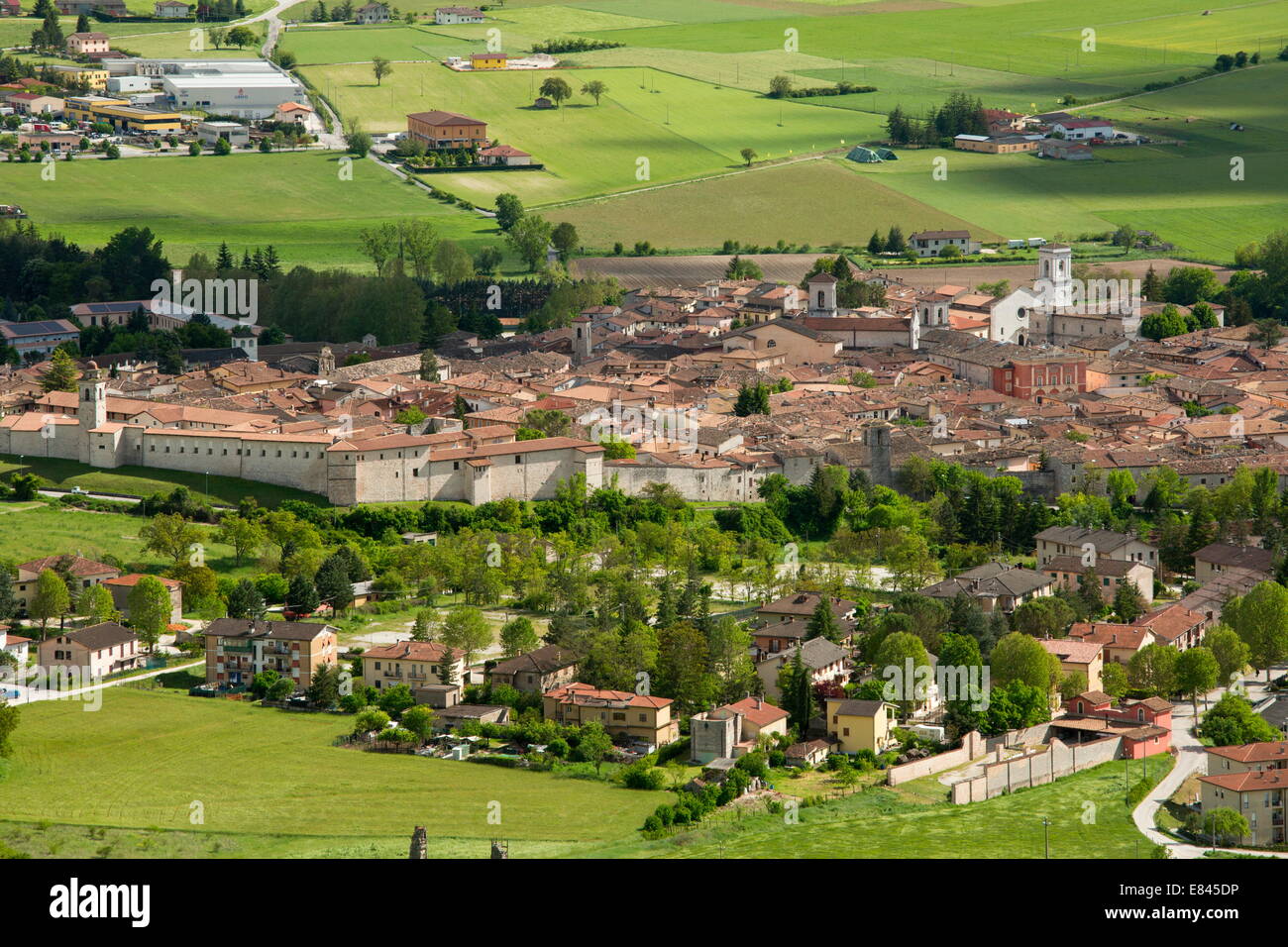 Die mittelalterlichen Mauern umgebene Stadt Norcia, unterhalb der Monti Sibillini, Apennin, Italien. Stockfoto