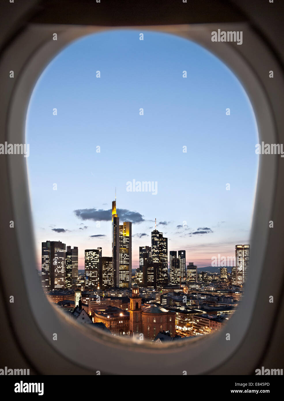 Blick aus der Kabinenfenster eines Flugzeugs auf das Bankenviertel von Frankfurt am Main, Deutschland. Stockfoto