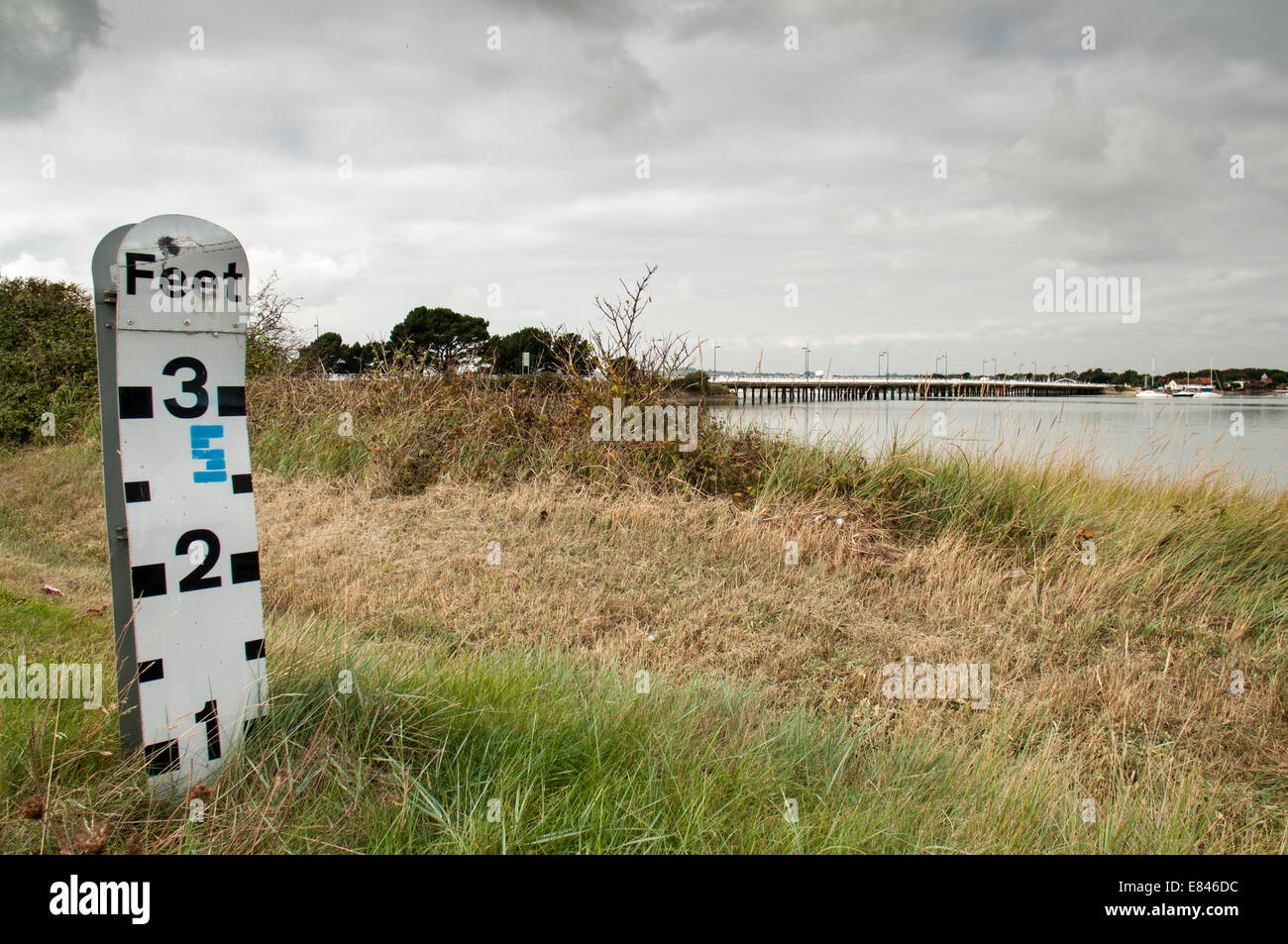 Tiefe messen Marker für Überschwemmungen, Hayling Island, Hampshire, UK Stockfoto