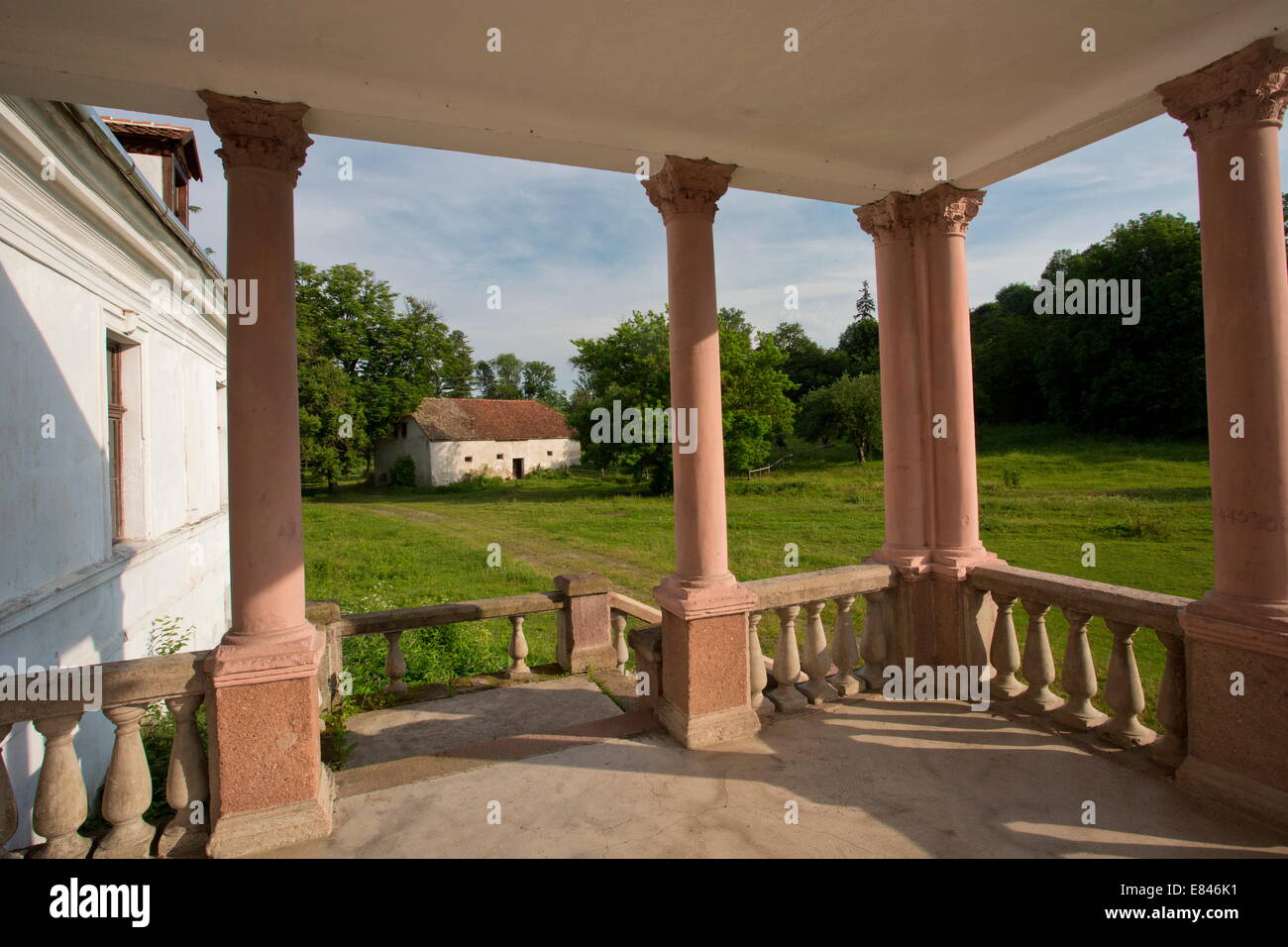Alten teilweise restauriert Jagdschloss in einer Parklandschaft am Miklósvár, Ost-Karpaten, Rumänien. Stockfoto