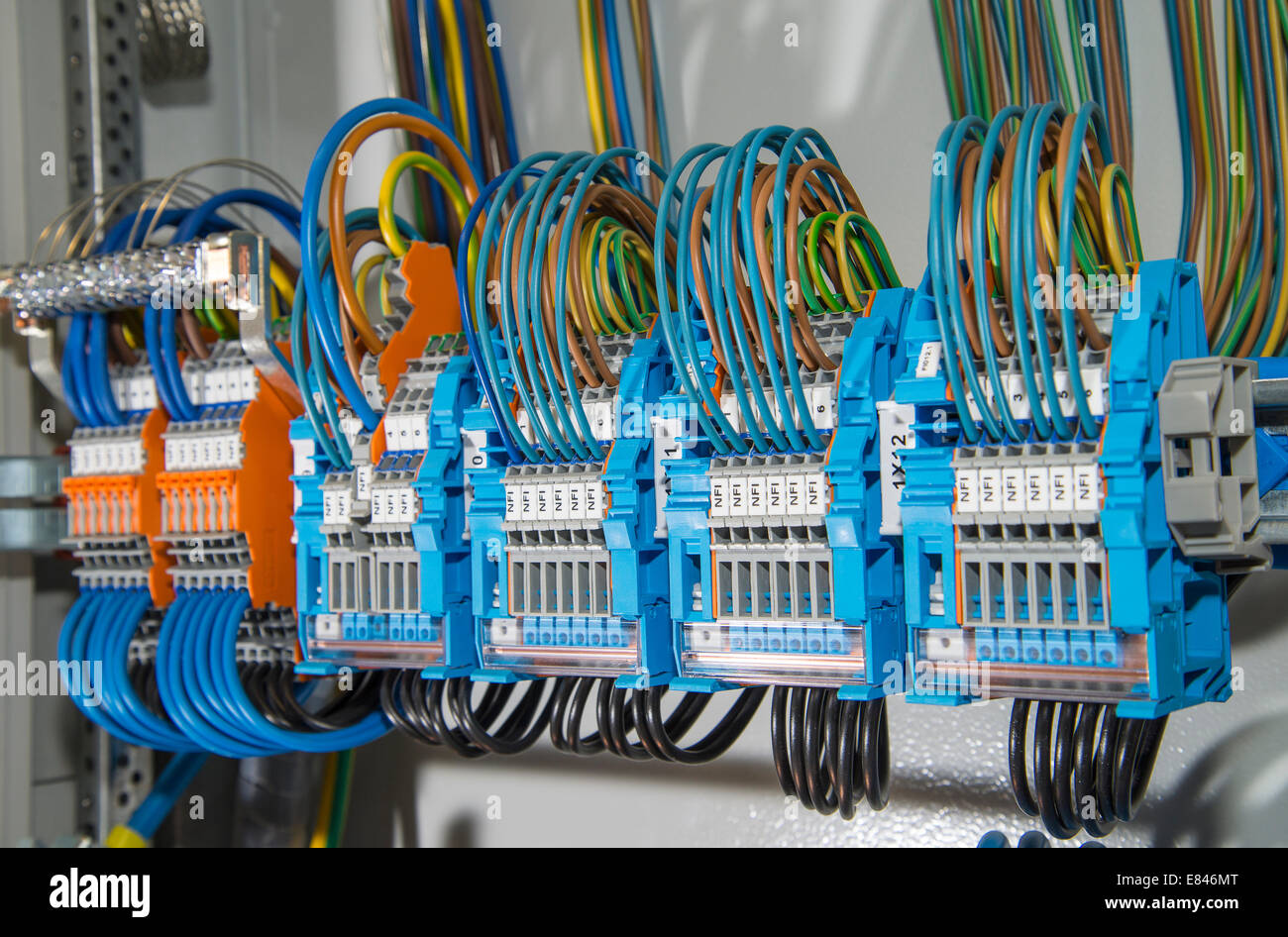 Elektroinstallation mit Feder-Clamp-Technologie für die Stromversorgung in einem Gebäude. Stockfoto