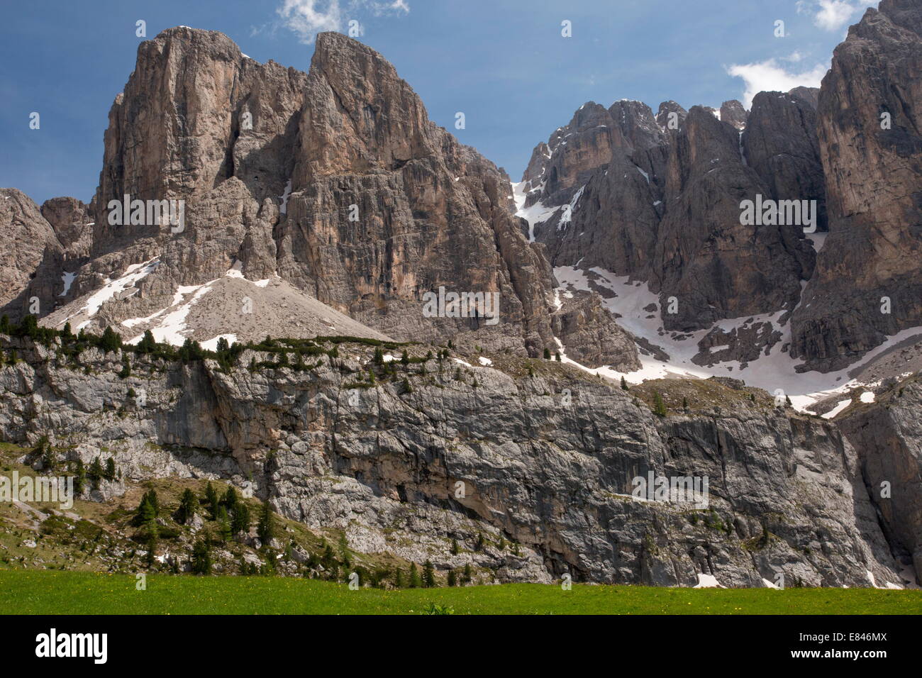 Nördlichen Klippen der Sella-Gruppe - Gruppo di Sella, im Frühsommer; Dolomiten, Italien Stockfoto