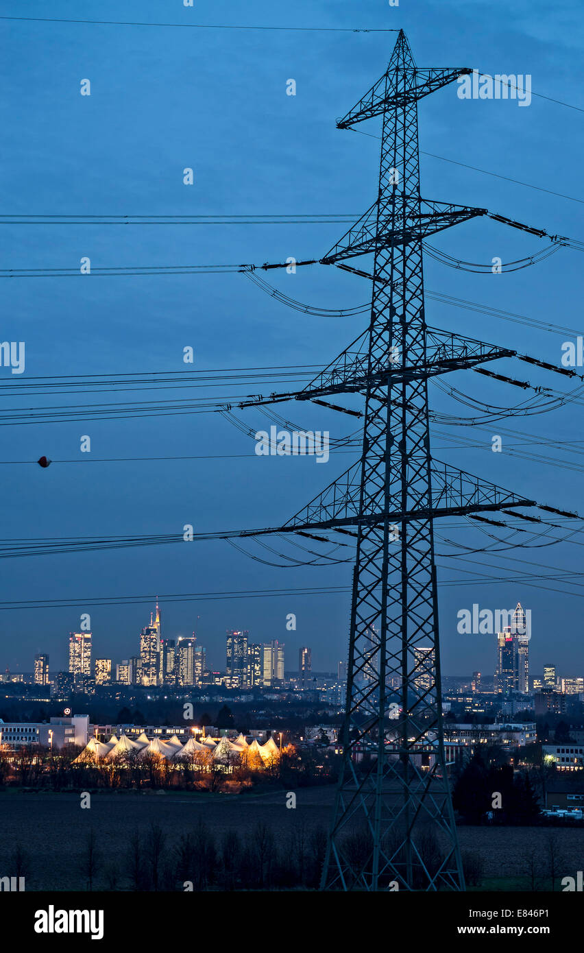 Skyline von Frankfurt mit Strommast einer Freileitung im Vordergrund. Stockfoto