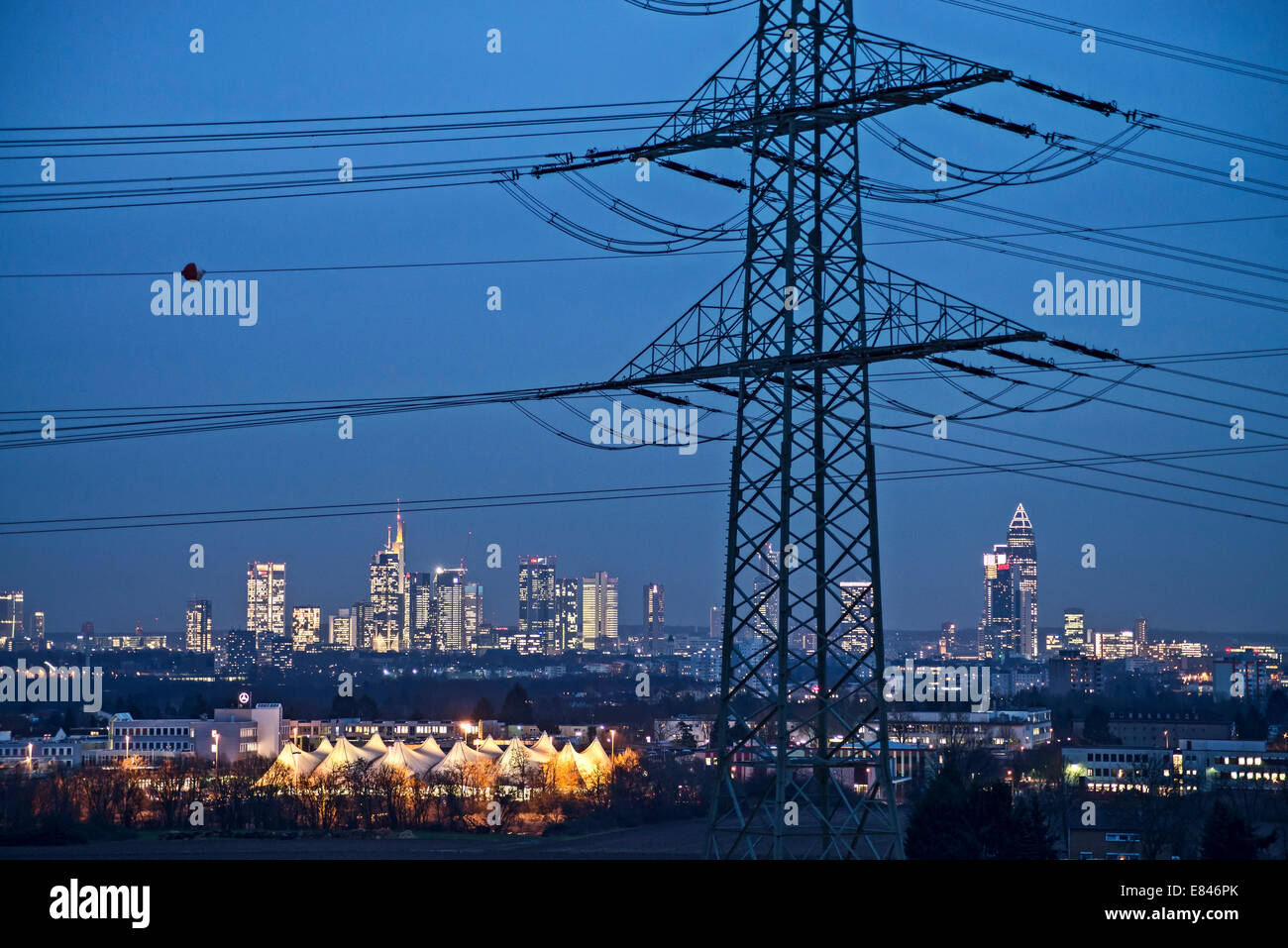 Skyline von Frankfurt mit Strommast einer Freileitung im Vordergrund. Stockfoto