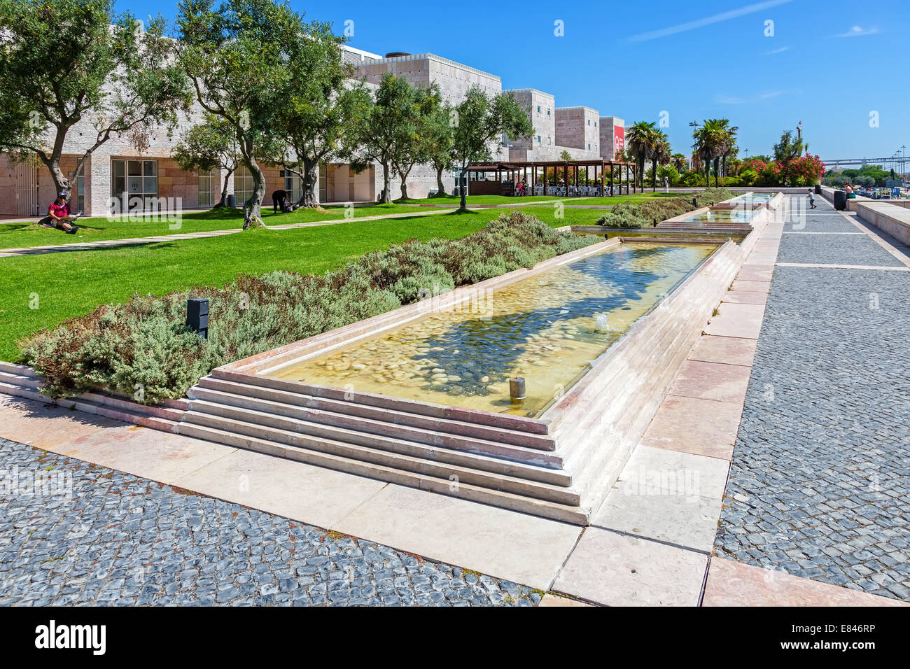 Jardim Das Oliveiras (Olivenbäume Garten) im CCB - Centro Cultural de Belém (Kulturzentrum Belem). Museum und Kulturzentrum Stockfoto