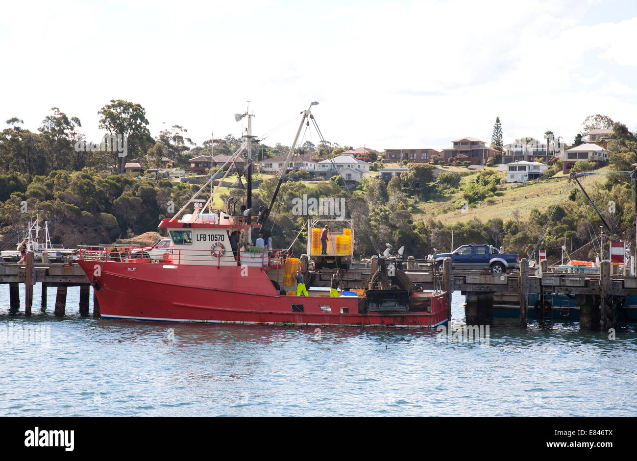 Angeln Trawler entladen an der Wharf Eden South Coast NSW Australia Stockfoto
