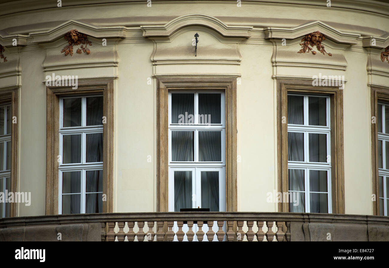 Prag, Tschechische Republik. 30. September 2014. Blick auf den Balkon der deutschen Botschaft in Prag, Tschechische Republik, 30. September 2014. Die Ausreise aus dem Land der DDR Botschaftsflüchtlinge vor 25 Jahren wird mit einem Festakt begangen. Dann kündigte der deutsche Außenminister Genscher am 30. September 1989, dass die Flüchtlinge Ausreisevisa dürfen. © Dpa picture-Alliance/Alamy Live News Stockfoto