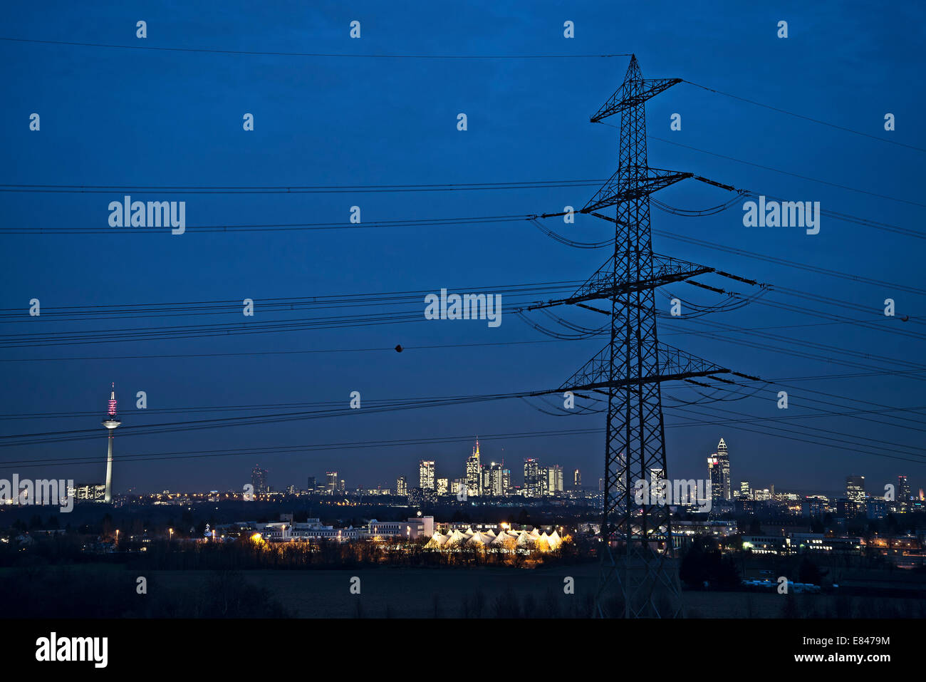 Skyline von Frankfurt mit Strommast einer Freileitung im Vordergrund. Stockfoto