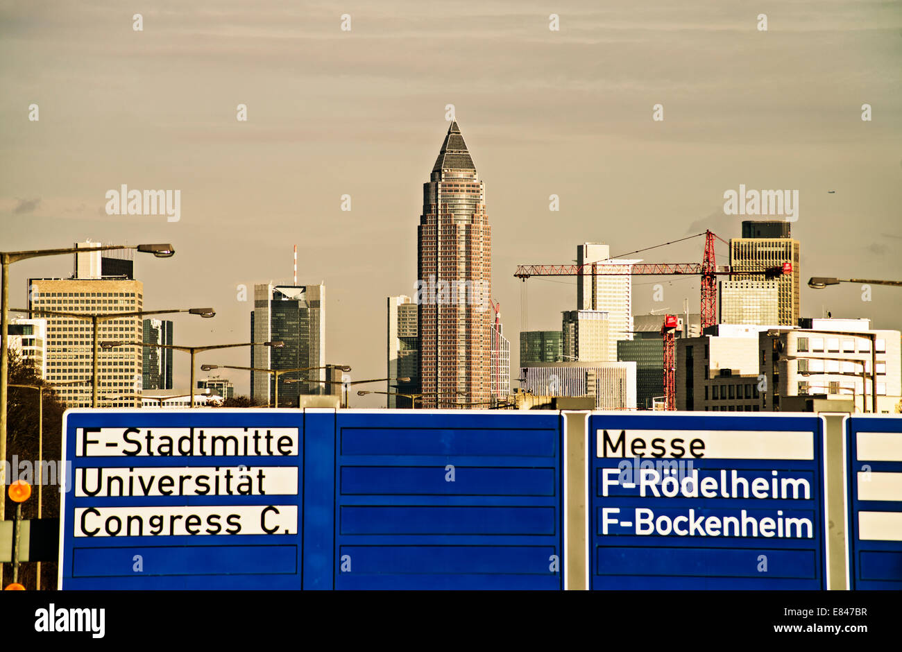Blick auf Verkehrszeichen und Wolkenkratzer von Frankfurt Am Main mit dem Messe-Turm. Stockfoto
