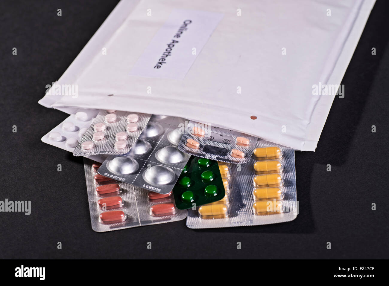 Unverschlossenen Umschlag gekennzeichnet "Online-Apotheke" als Symbol für den Kauf von Medikamenten in einer Versandapotheke. Stockfoto