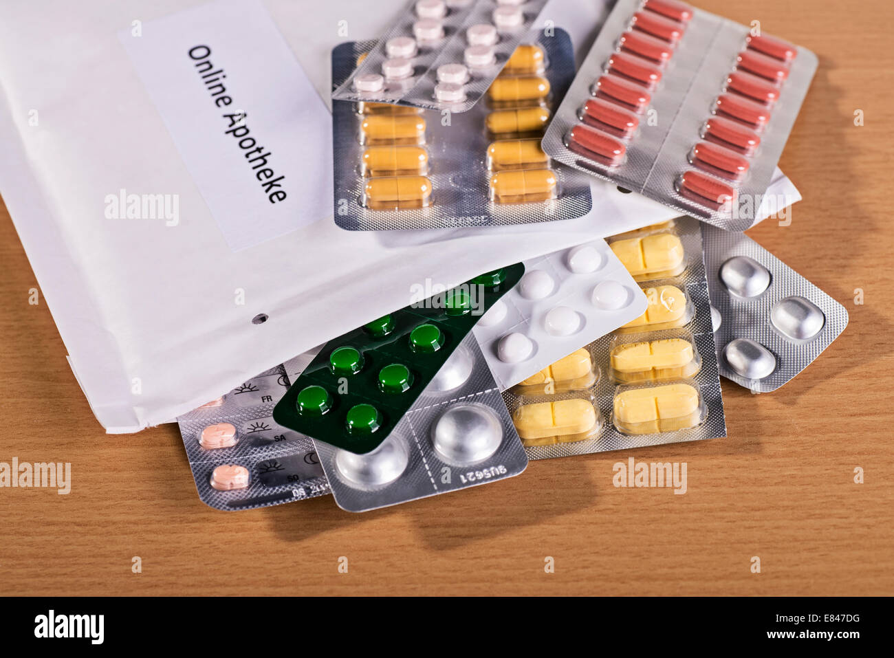 Unverschlossenen Umschlag gekennzeichnet "Online-Apotheke" als Symbol für den Kauf von Medikamenten in einer Versandapotheke. Stockfoto