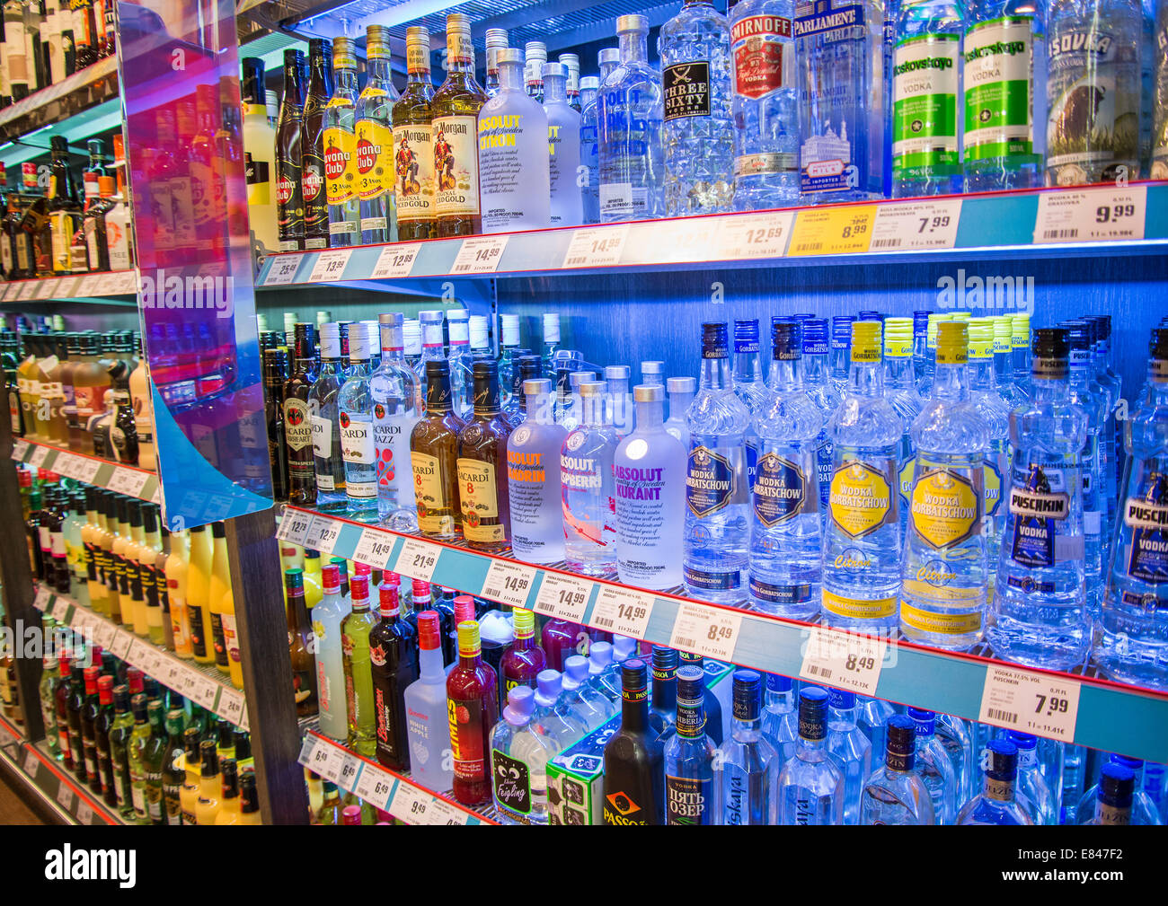 Regal mit einer großen Auswahl an Spirituosen im Supermarkt. Stockfoto