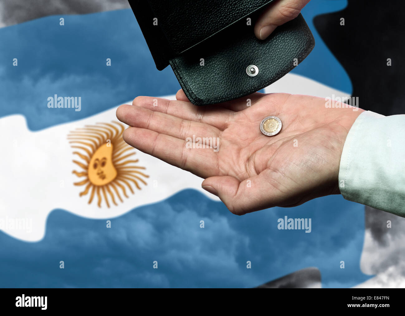 Hand mit Geldbörse und argentinischer Peso vor der Flagge als Symbol für die Bedrohung der Staatsbankrott des Landes. Stockfoto