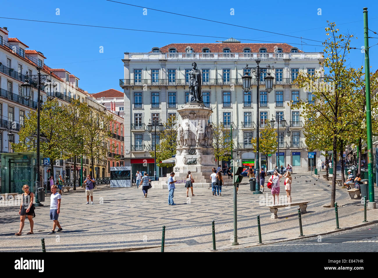 Luis de Camoes Square nahe dem Chiado und Bairro Alto Viertel mit Touristen Sehenswürdigkeiten an einem Sommertag. Lissabon, Lisboa, Portugal Stockfoto