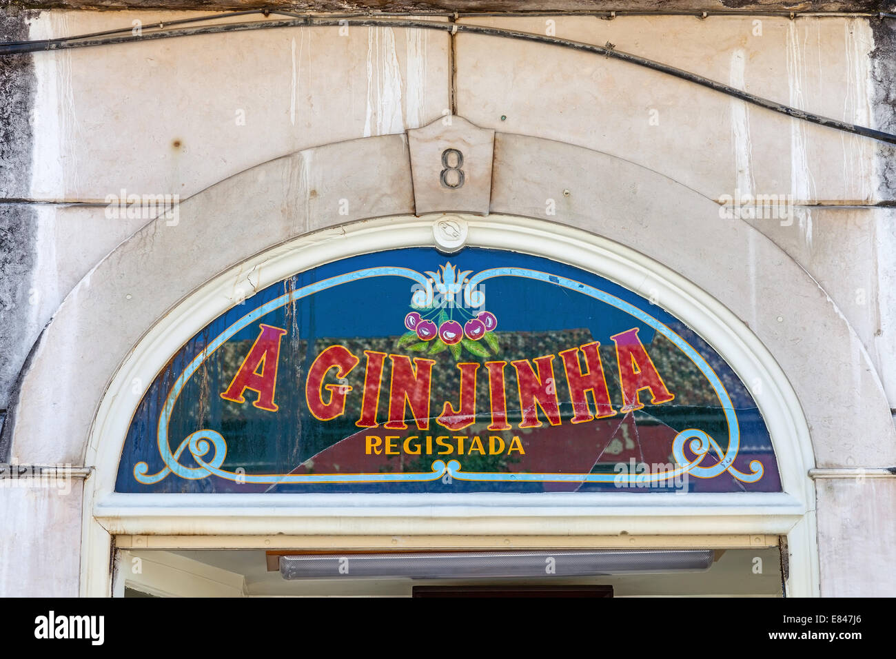 Eine Ginginha gewidmet die älteste bekannteste Einrichtung in Lissabon, Ginginha, ein Sour Cherry Brandy typisch für die Stadt zu verkaufen Stockfoto