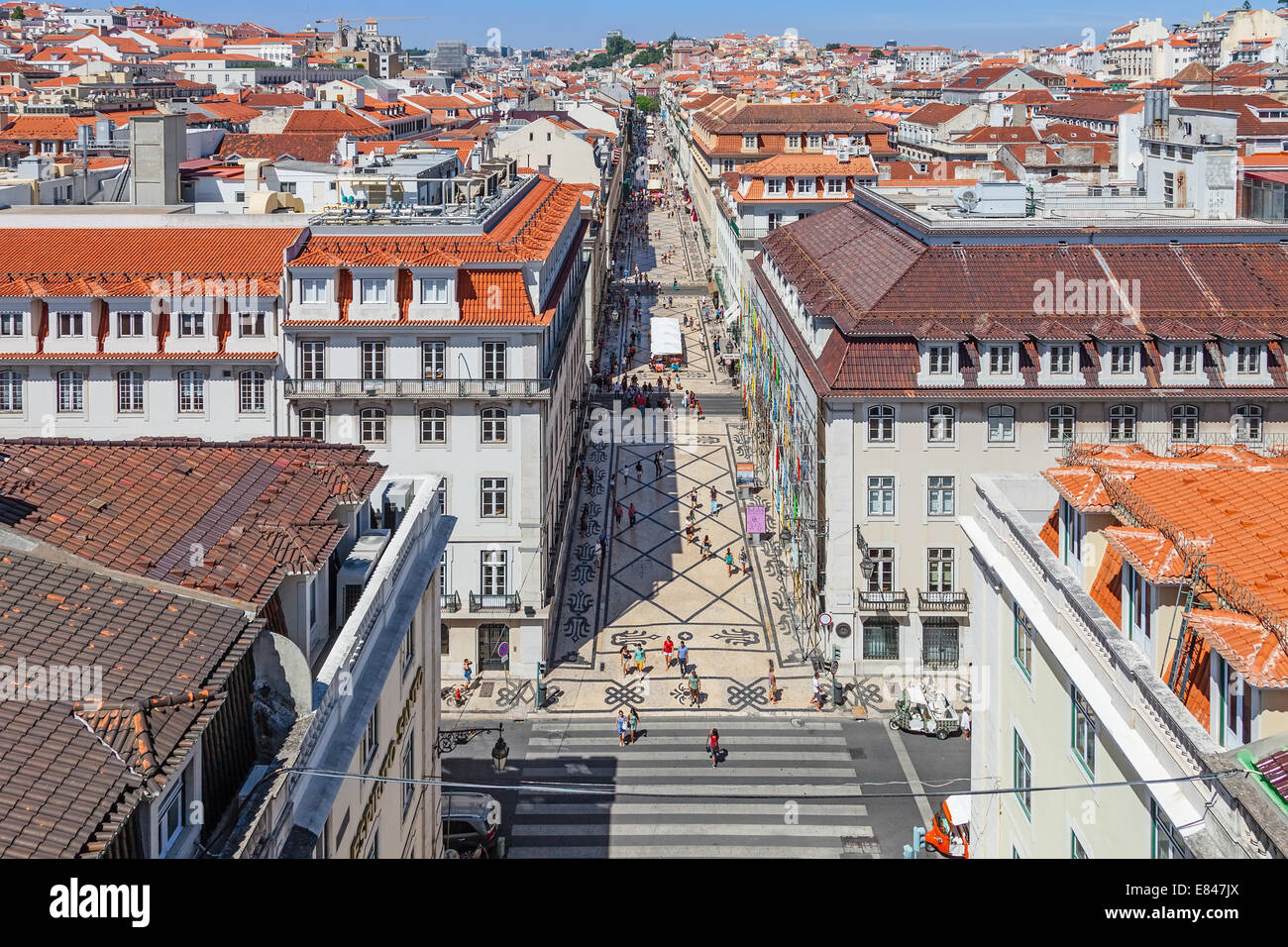 Luftaufnahme der Rua Augusta Street in der Baixa-Viertel von Lissabon. Die kosmopolitischste Stadt-Straße ist immer voller Menschen. Fußgängerzone Wahrzeichen Stockfoto