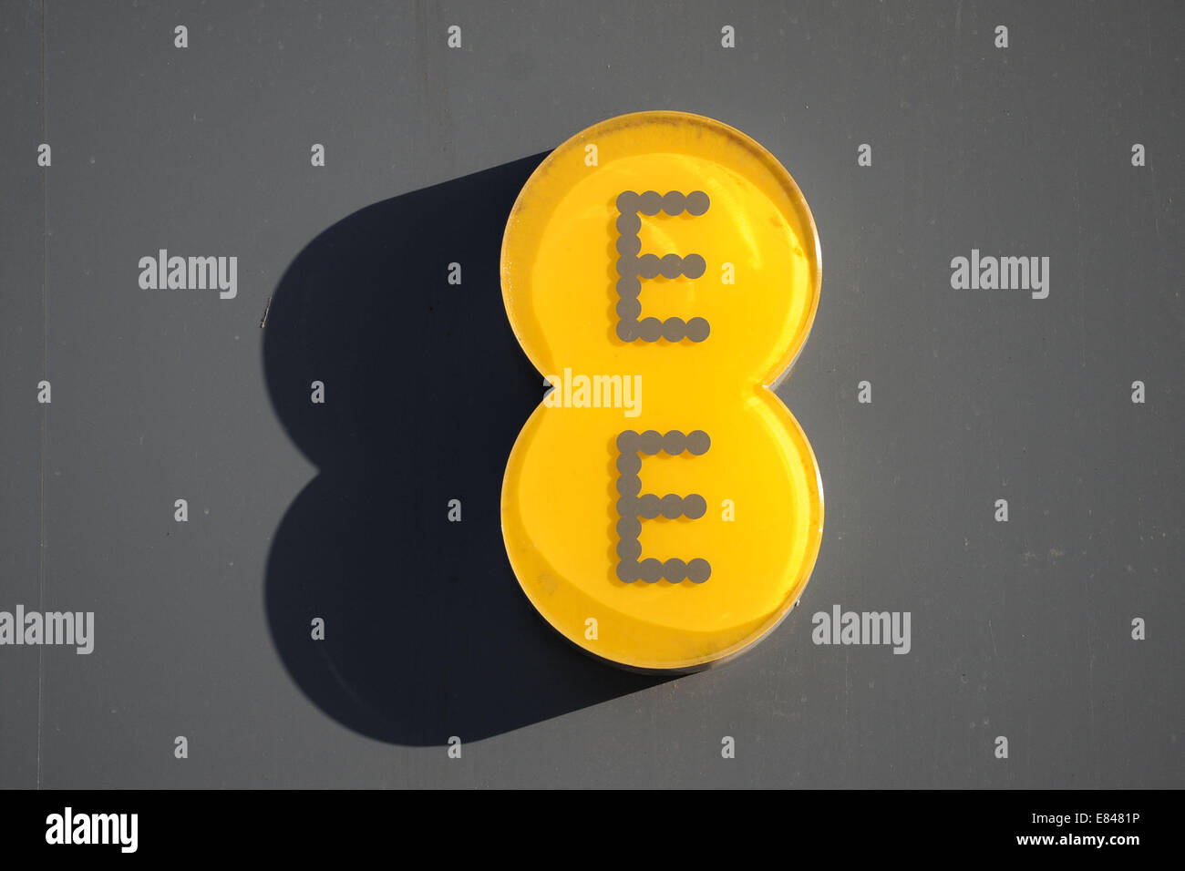 Mobilfunkanbieter EE (Everything Everywhere) Zeichen Logo. Stockfoto