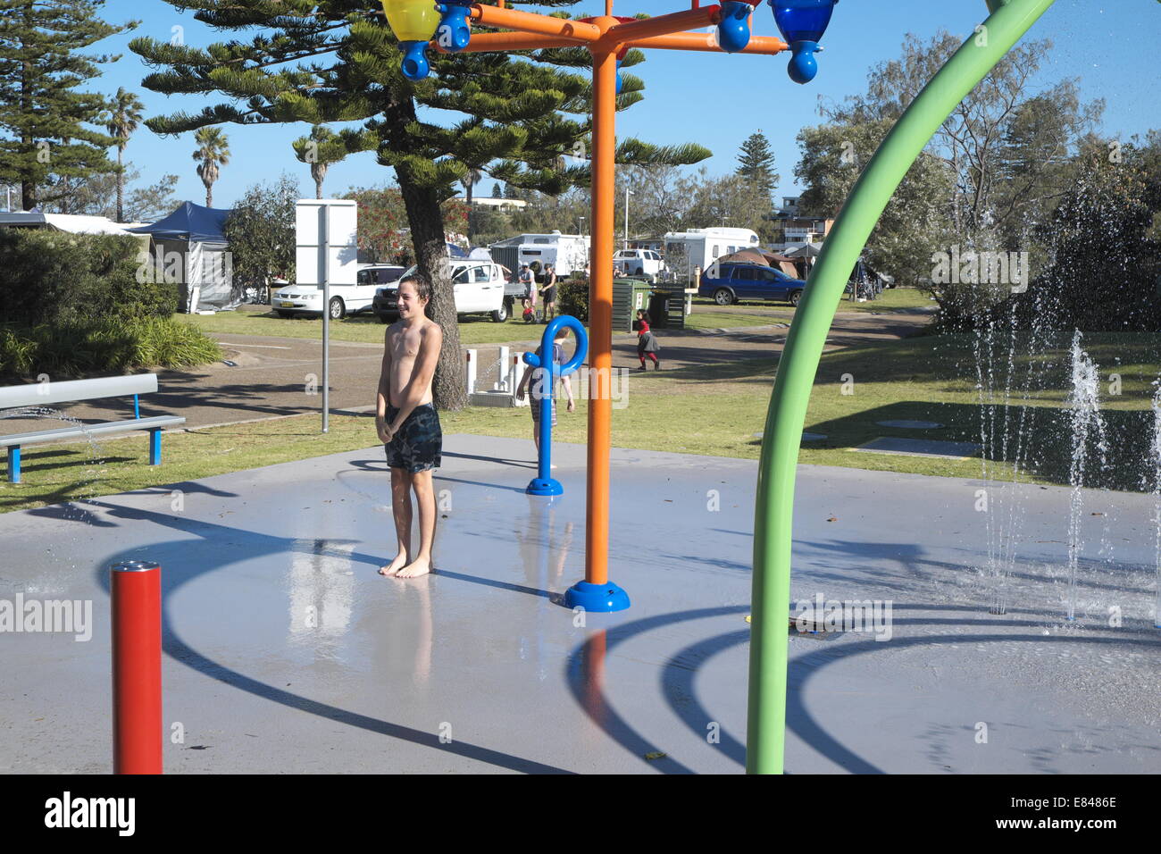 kleiner Junge Abkühlung an den Wasserpark in einem Ferienpark in Sydney im Frühling, Australien Stockfoto