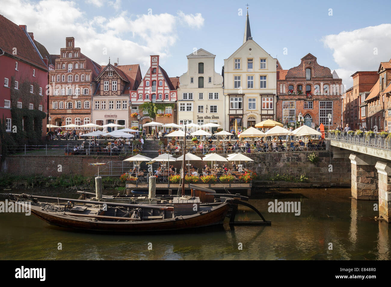 Hafen mit Fluss Ilmenau und Am weist, Lüneburg, Niedersachsen, Deutschland niedrigere Stockfoto