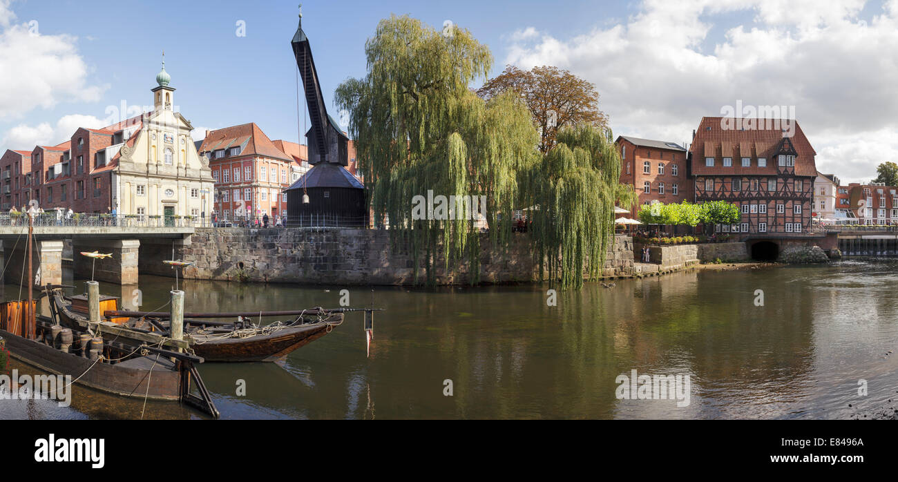 Hafen mit Fluss Ilmenau und alten Kran, Lüneburg, Niedersachsen, Deutschland niedrigere Stockfoto