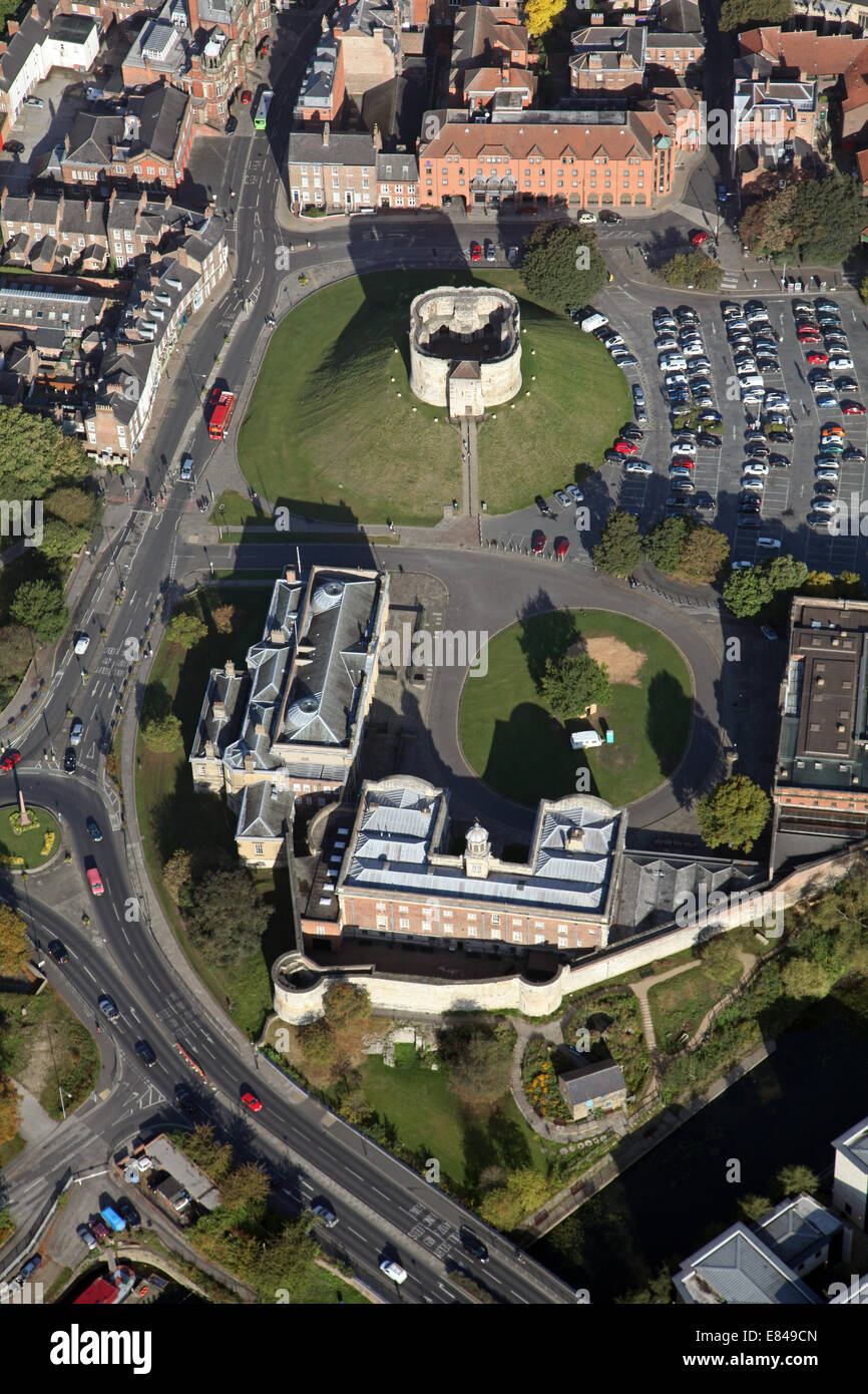 Luftaufnahme des York Castle Museum und Clifford es Tower, York, England, UK Stockfoto