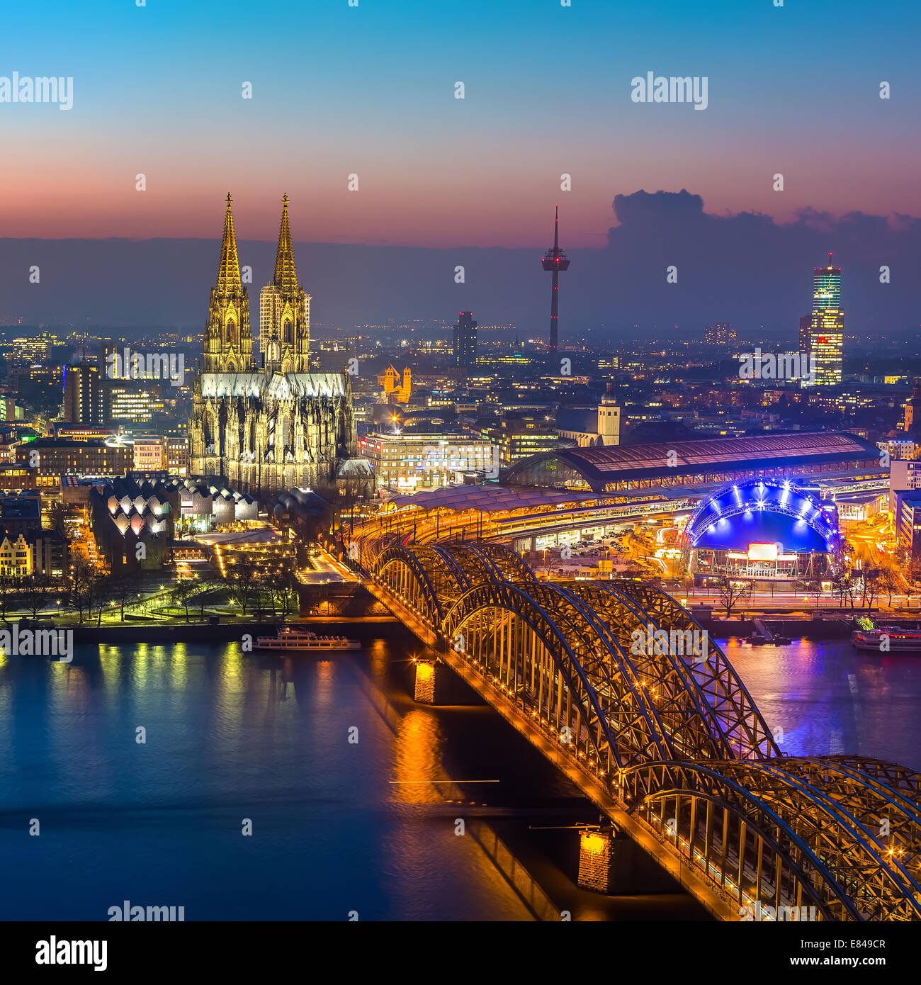 Köln in der Abenddämmerung Stockfoto