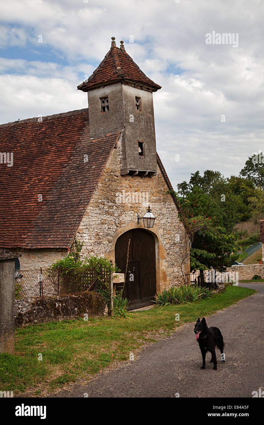 Gebäude mit Hund, Autoire Stockfoto