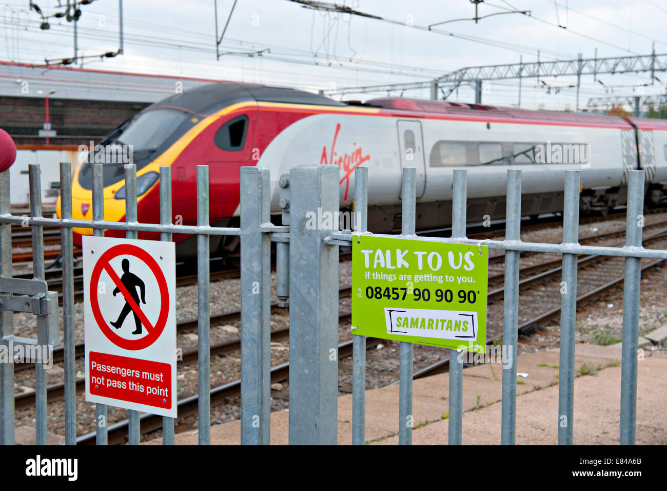 Melden Sie sich für "Der Samariter" Crewe Bahnhof UK. Stockfoto