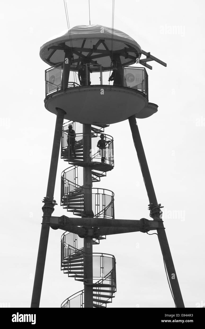 Klettern an die Spitze des Turmes Start - Besucher gerne versuchen, die neu eröffnete Pier Zipwire am Pier Bournemouth, Dorset Stockfoto