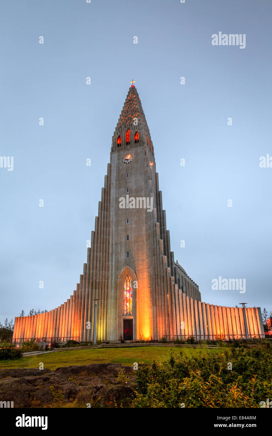 Hallgrimskirkja Kirche im Herzen von Reykjavik, Island in der Abenddämmerung Stockfoto
