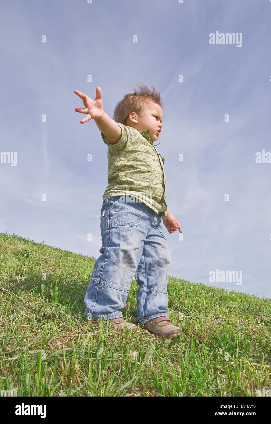 Kleinkind, stehend auf einem Hügel, Ansicht von unten Stockfoto