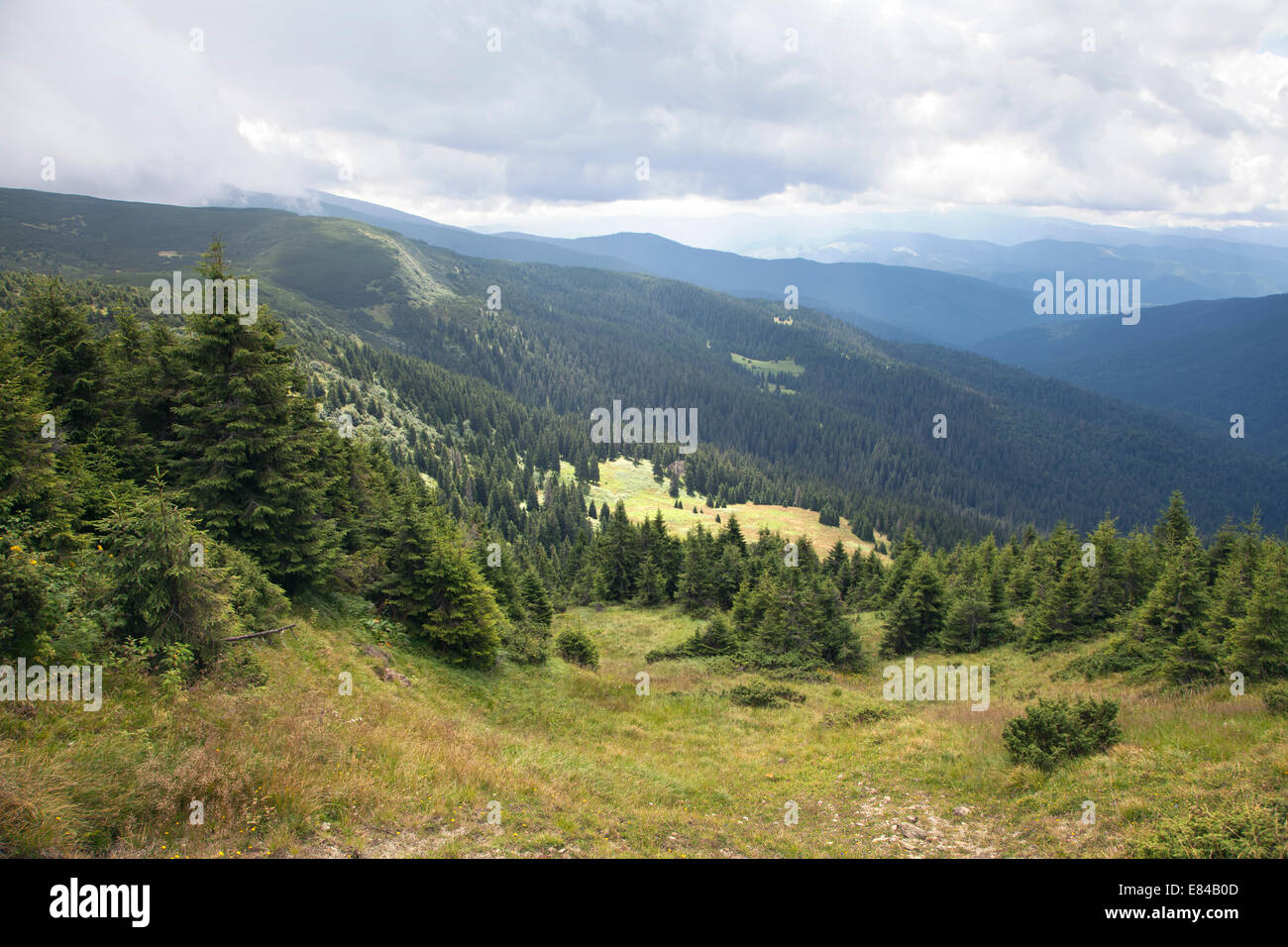 Berglandschaft, östlichen Karpaten Berge, Ansicht von oben Stockfoto