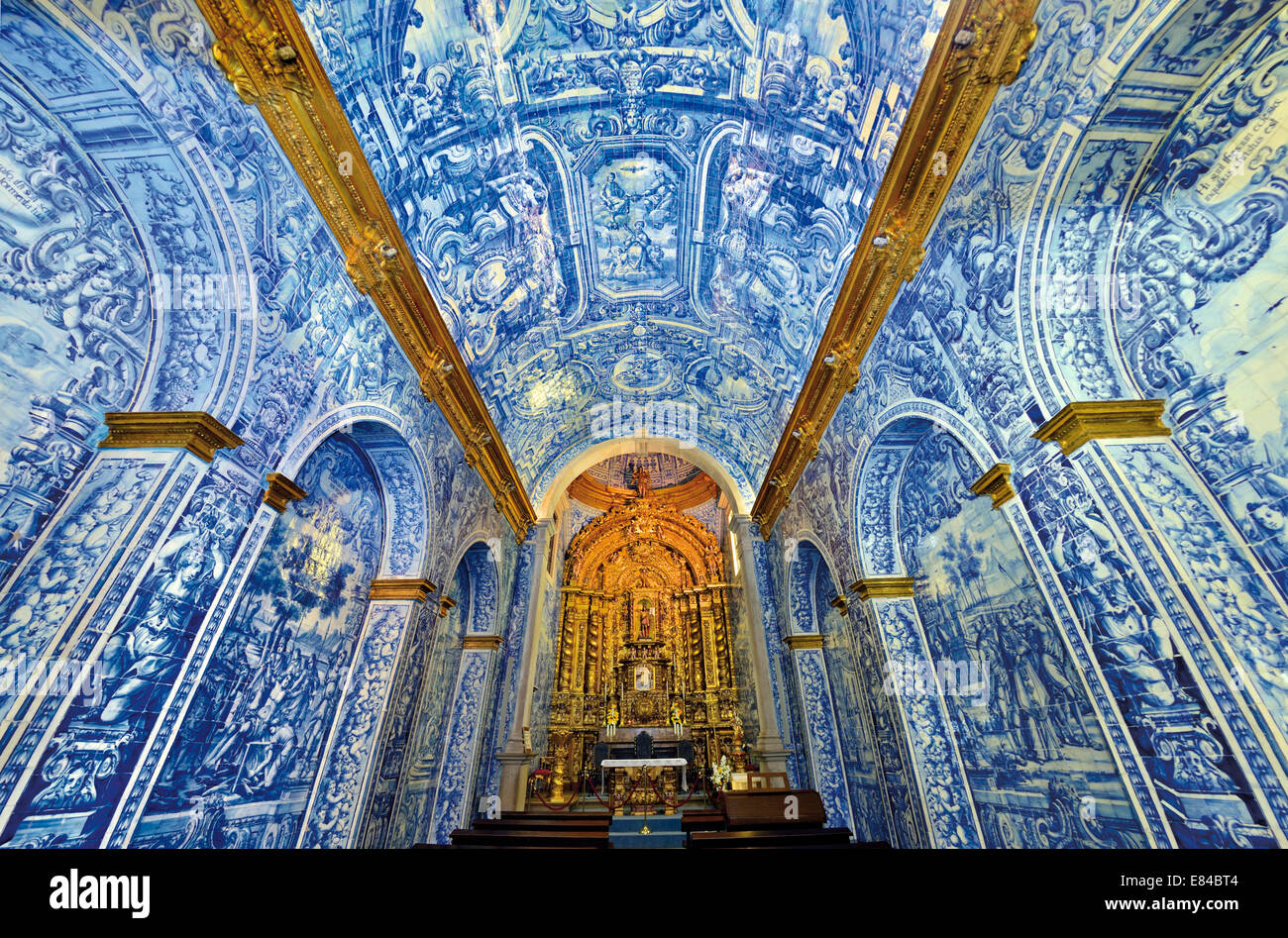 Portugal, Algarve: Historische Fliesen in der Kirche Sao Lourenco in Almansil Stockfoto