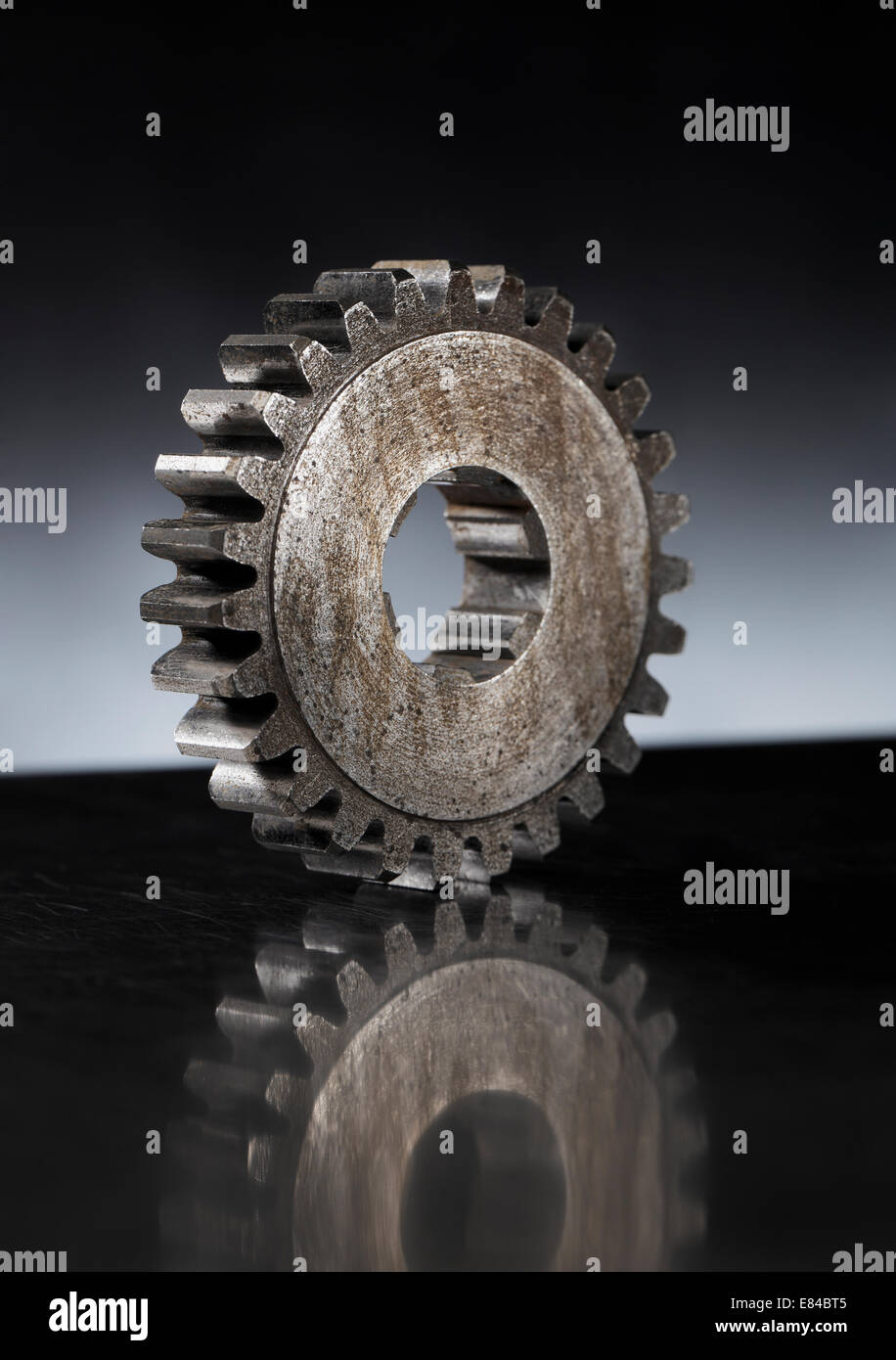 Alte rostige Getriebe Zahnrad auf metallischen Oberflächen, kurze Schärfentiefe-Bereich Stockfoto