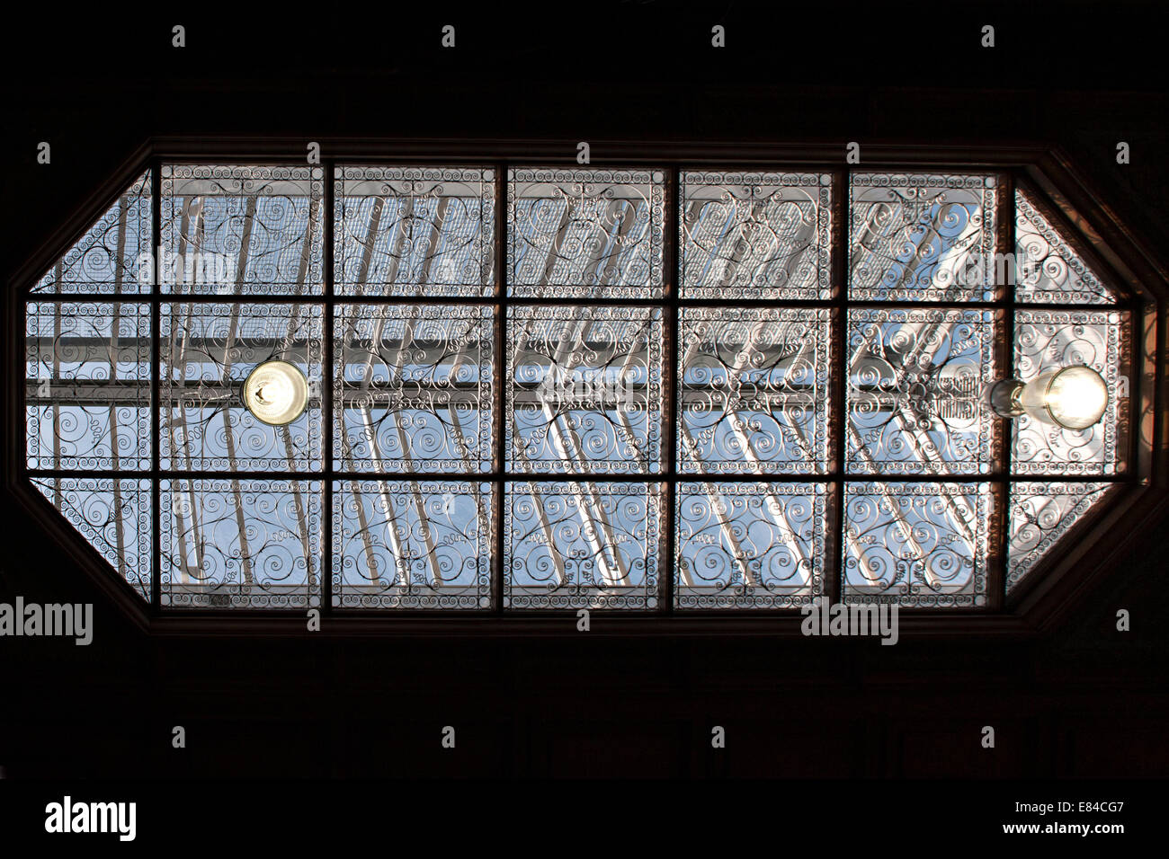 Die reich verzierte Dach in der Halle am Bahnhof Edinburgh Waverley Stockfoto