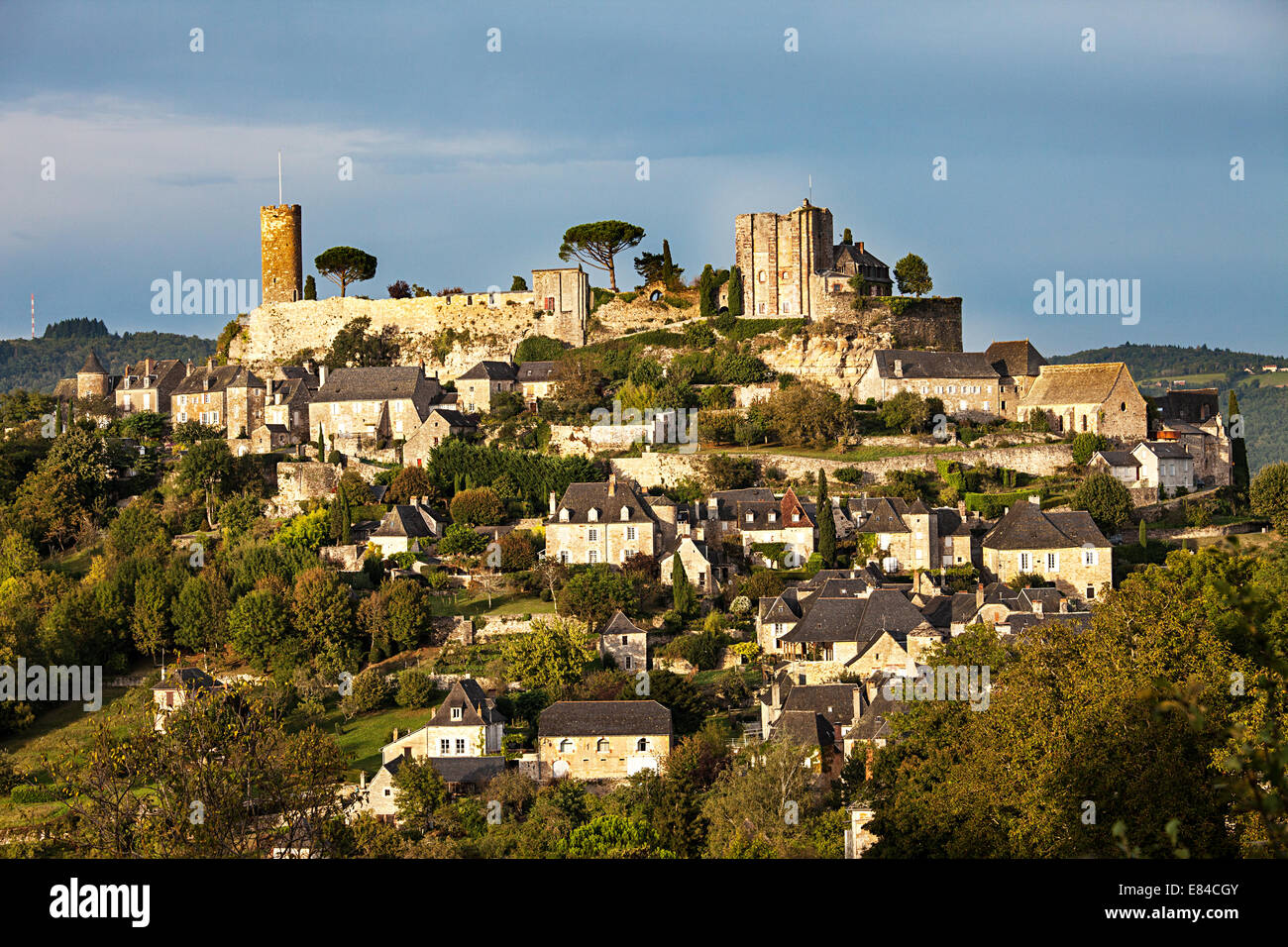 Blick auf das Dorf von Turenne, Dordogne, Les plus Beaux de France Stockfoto