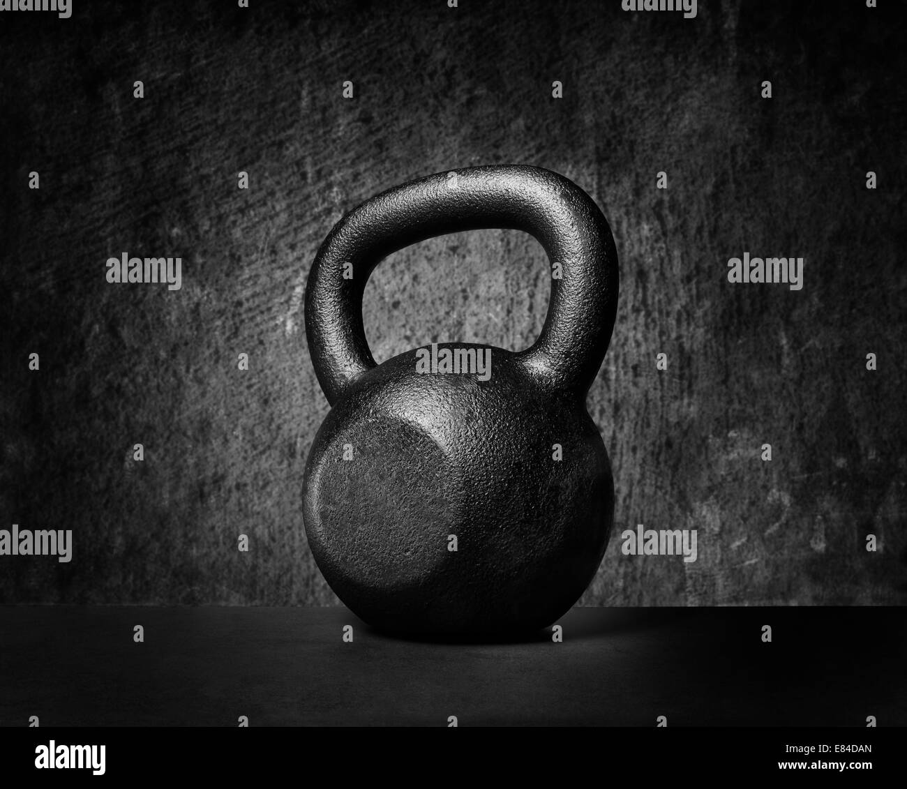 Schwarz und Pfingstmontag Bild einer rauen und harten 30 kg schwere 66 lbs Gusseisen Kettlebell. Stockfoto