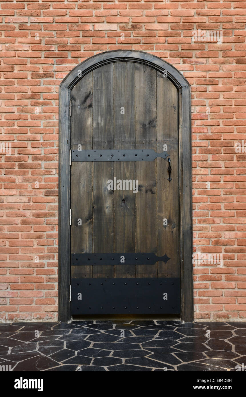 Vintage Holz Tür in der Mauer geschlossen Stockfoto