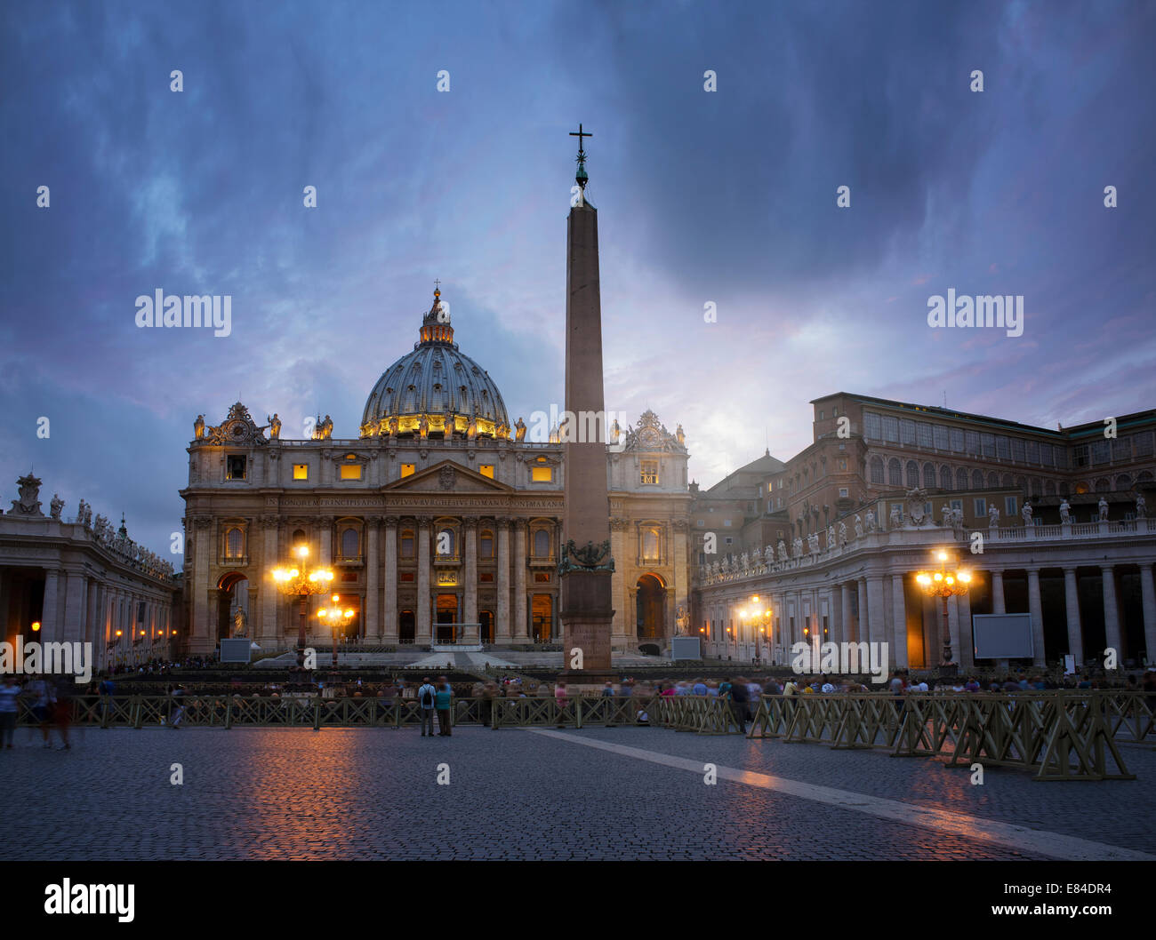Langzeitbelichtung der Petersdom in der Abenddämmerung. Vatikanstadt, Rom, Italien Stockfoto