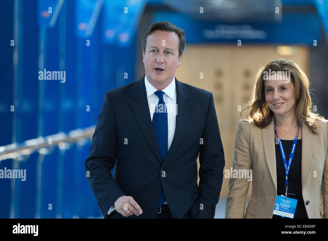 Birmingham, Vereinigtes Königreich. 30. September 2014.  Parteitag der konservativen, Birmingham, UK Bild zeigt David Cameron, britischer Premierminister ankommen mit Hannah David MP für Egge West auf dem Parteitag der Konservativen in Birmingham, UK-Credit: Clickpics/Alamy Live News Stockfoto