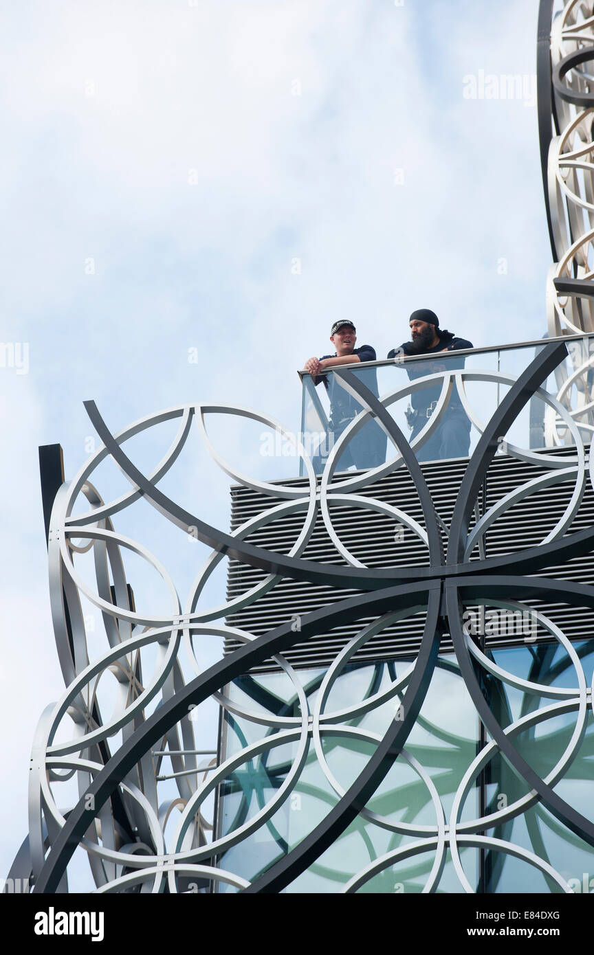 Birmingham, West Midlands, UK. 30. September 2014. Polizei sind auf dem Dach des Birmingham Bibliothek mit Blick auf den Tagungsort am dritten Tag von den Parteitag der konservativen gesehen. Graham M. Lawrence/Alamy Live-Nachrichten. Stockfoto
