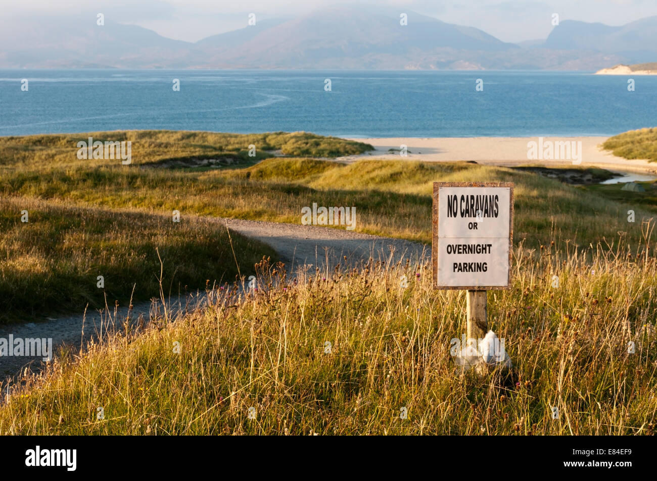 Ein Schild am Luskentyre Strand auf der Insel Harris verbietet camping oder Parkplätze. Stockfoto