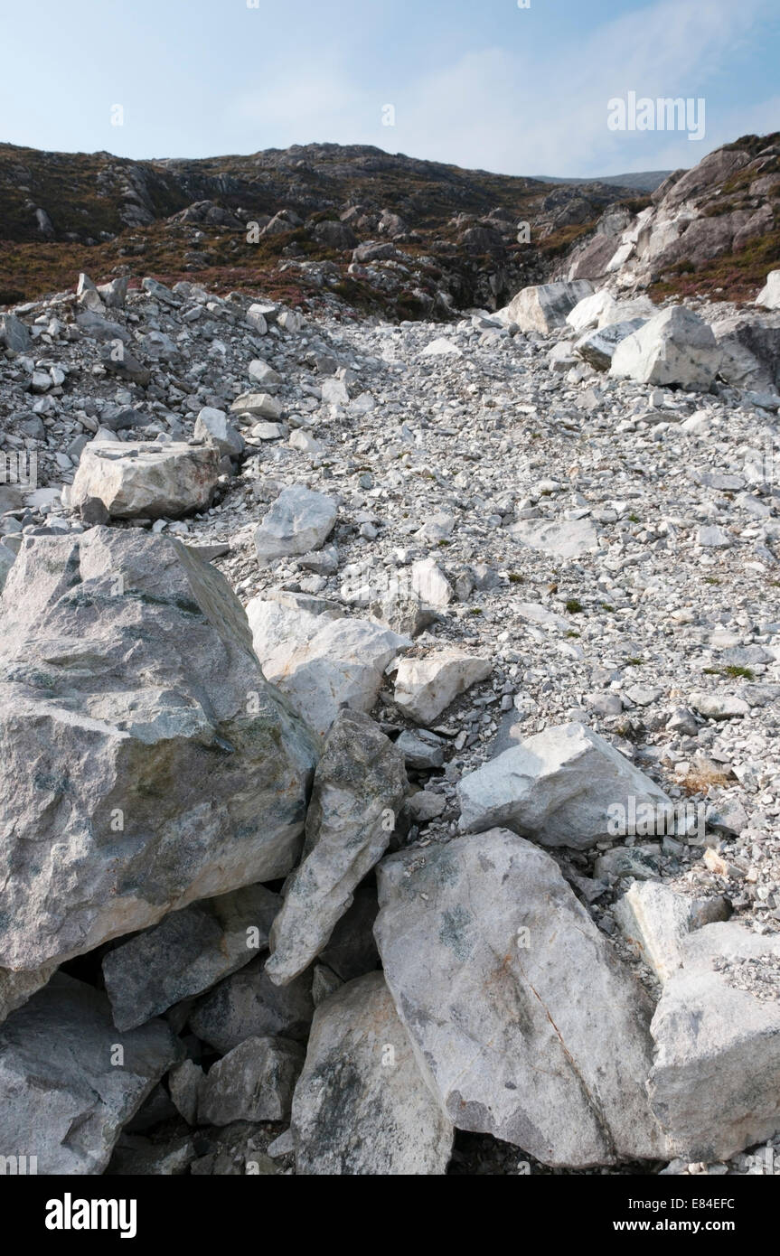 Blöcke von Anorthosit an einem kleinen Steinbruch in der Nähe von Lingerbay auf South Harris in den äußeren Hebriden.  DETAILS IN DER BESCHREIBUNG. Stockfoto